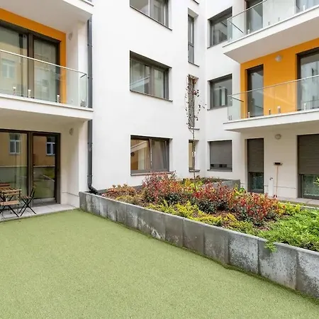 Terrace Vista-modern 2br Retreat Apartment Budapest